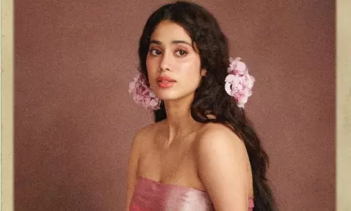 జాన్వీ లుక్‌: కళాత్మక కాన్వాస్‌లో సజీవంగా చెక్కిన శిల్పం