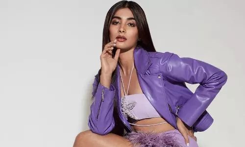 మ‌ళ్లీ టోన్డ్ లెగ్స్‌తో క‌వ్విస్తున్న బుట్ట‌బొమ్మ‌