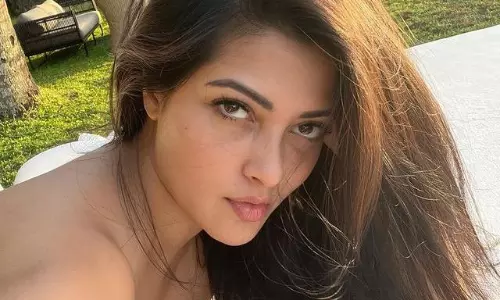 వోర చూపుల‌తో వ‌లపు బాణాలు విసురుతోంది