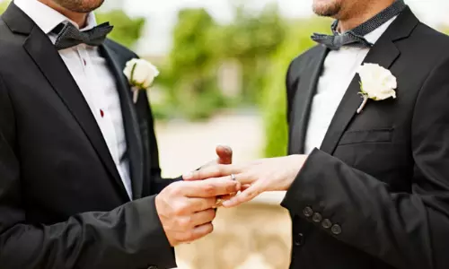 అవును.. ఆ ఊర్లో ఇద్దరు అబ్బాయిలకు పెళ్లి చేశారు