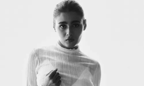 షాలిని పిల్ల.. అందాల నడుము మాయ!