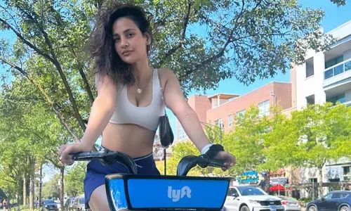 నిక్క‌రు..బ్లౌజులో సైకిల్ పై సువారీ!