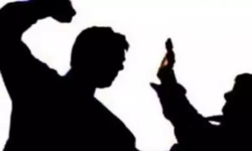 ఇంటి బయట కూర్చున్న మహిళపై దాడి చేసిన వాలంటీర్!