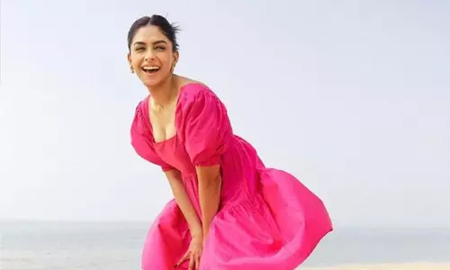 పింక్ గౌనులో వయ్యారాలు పోతున్న మృణాల్