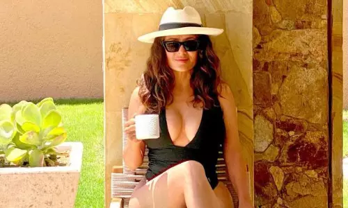 కాఫీతో పిచ్చెక్కించే బికినీ పాప