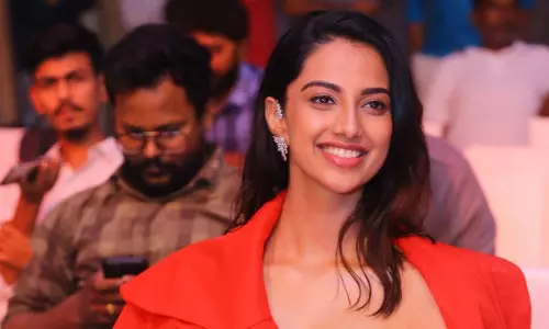 ఎరుపు మిర్చిలా మీనాక్షి మిరుమిట్లు! ఎరుపు మిర్చిలా మీనాక్షి మిరుమిట్లు!