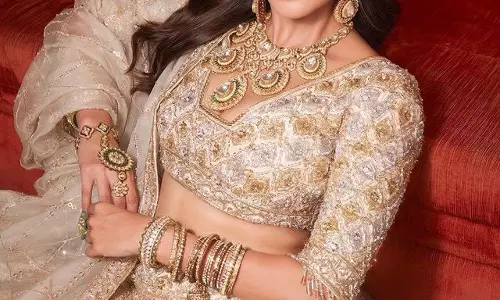 Mrunal Thakurs Mesmerizing Looks