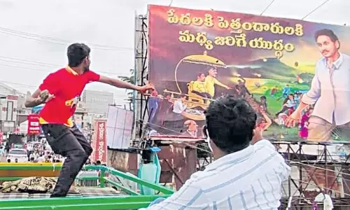 పుంగనూరును గుర్తుకు తెచ్చిన భీమవరం... ఆసుపత్రిలో పోలీసులు!