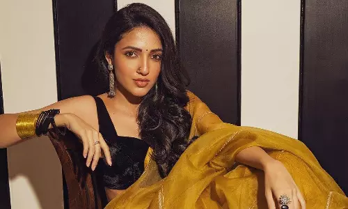 చీర కట్టులో రాధిక.. చూపులతోనే చంపేస్తుంది