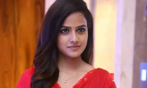 బేబీ చేతిలో రెండు బొమ్మలు..!