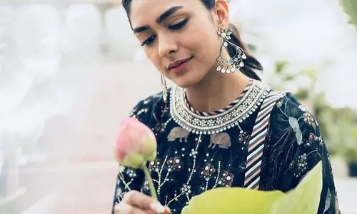 Mrunal Thakurs Mesmerizing Looks
