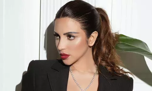 క్లీవేజ్ షో తో హాట్ బ్యూటీ కవ్వింపు