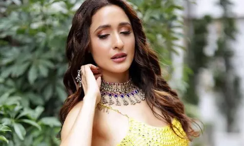 పిక్ టాక్ : నడుమ అందంతో మతి పోగొడుతోంది