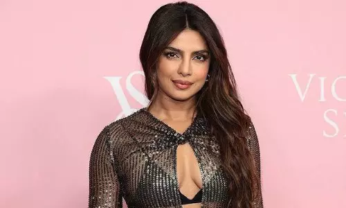 బ్లాక్ నెట్టెడ్‌ డ్రెస్ లో పీసీ స్కిన్‌ షో