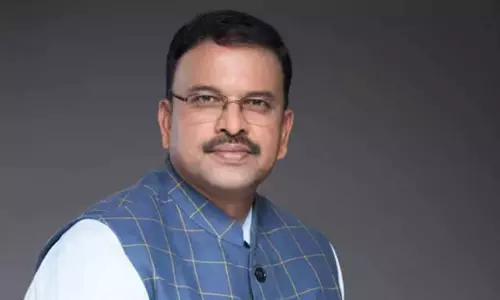 జేడీ ముందు మూడు పార్టీలు...ఆప్షన్ దేనికంటే...? జేడీ ముందు మూడు పార్టీలు...ఆప్షన్ దేనికంటే...?