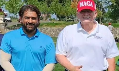 ట్రంప్ తో ధోనీ... గోల్ఫ్ కోర్టులో పిక్స్ వైరల్!