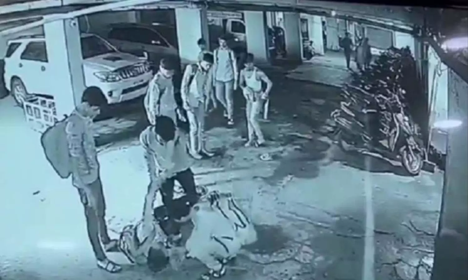 విచక్షణారహితంగా కొట్టుకున్న క్లాస్ మెట్స్... వీడియో వైరల్!