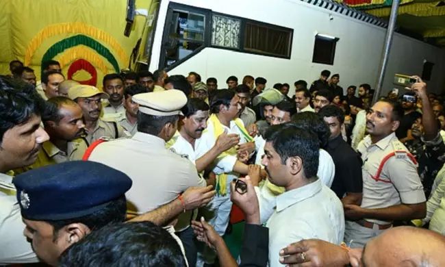 చంద్ర‌బాబు అరెస్టు.. ఈ ప్ర‌శ్న‌ల‌కు స‌మాధానం ఏదీ:  టీడీపీ నేత‌ల క్వ‌శ్చ‌న్‌