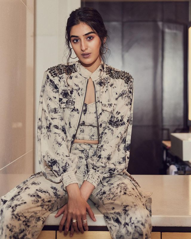 Slick & Stylish Sakshi Vaidya In Trendy Outfit! Slick & Stylish Sakshi Vaidya In Trendy Outfit!