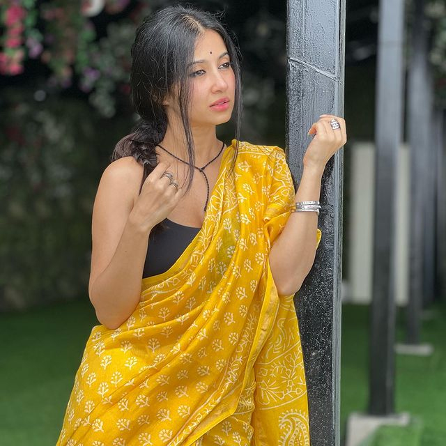 Astonishing Poses Of Bengali Beauty In Monokini!