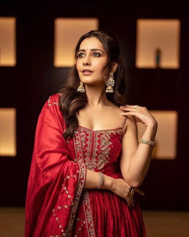 Raashi Khannas Sensational Ethnic Photoshoot Raashi Khannas Sensational Ethnic Photoshoot