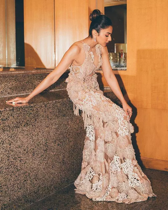 Ravishing Rakul Steals The Spotlight In Black Ravishing Rakul Steals The Spotlight In Black