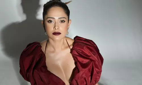 క‌ళ్లు తిప్పుకోరు.. బుట్ట చేతుల కుంద‌న‌పు బొమ్మ‌!