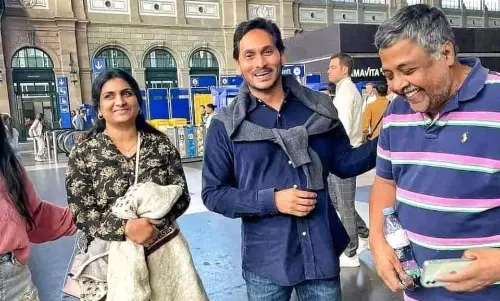 లండన్ లో నవ్వుతూ జగన్... పిక్ వైరల్!