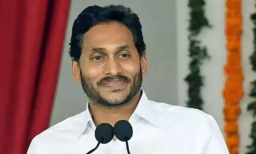 బాబు జైలులో...జగన్ జనంలోకి....!