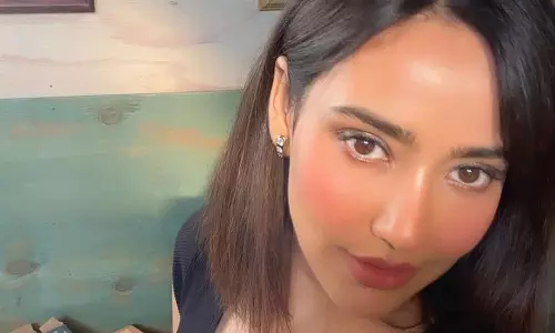 ఊరించే వయ్యారి భంగిమలకు సలాం గులాం ఊరించే వయ్యారి భంగిమలకు సలాం గులాం