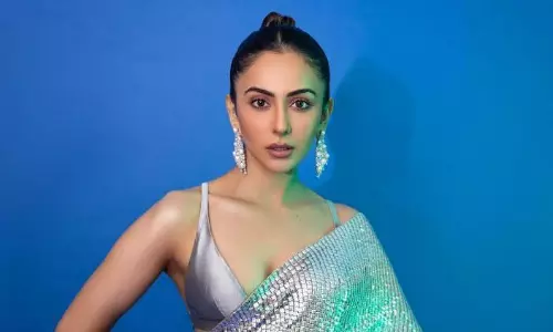 రకుల్ అందాల మెరుపులు.. కొటేషన్ కూడా..!