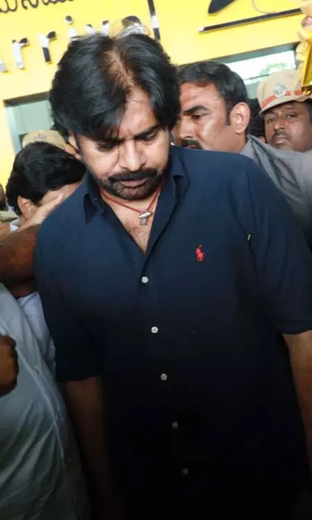 Pawan,Balakrishna Lands At Rajahmundry To Meet Chandrababu!