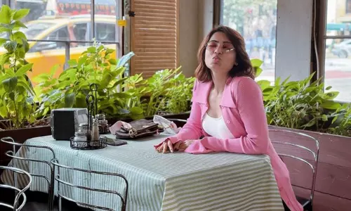 బుంగమూతితో సామ్ అందమైన ముద్దులు