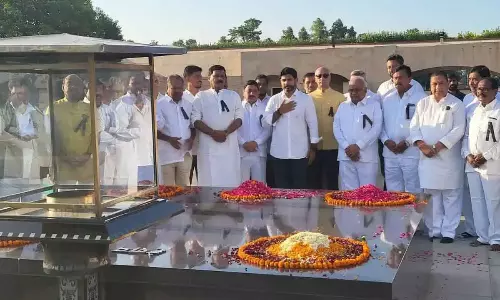 మ‌హాత్మా.. నువ్వైనా క‌ళ్లు తెరిపించు:  గాంధీ స‌మాధి వ‌ద్ద టీడీపీ ప్ర‌త్యేక నివాళి