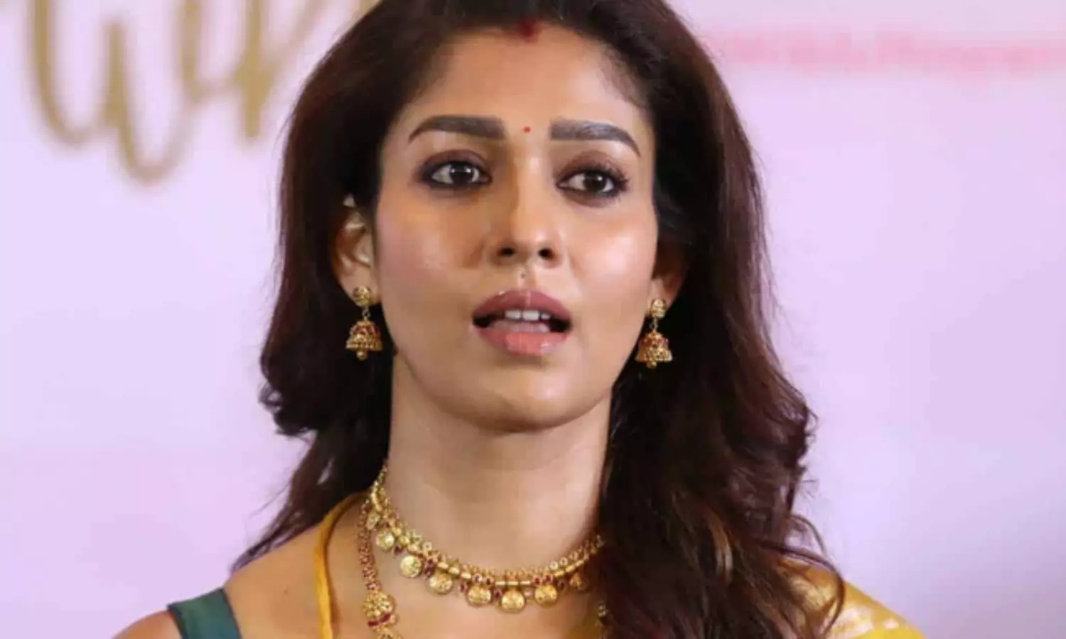 యూట్యూబర్ తో లేడీ సూపర్ స్టార్.. ఇప్పుడు అవసరమా? యూట్యూబర్ తో లేడీ సూపర్ స్టార్.. ఇప్పుడు అవసరమా?