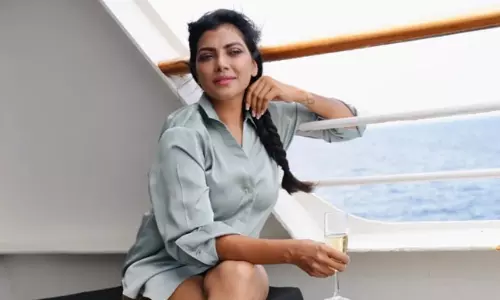 చేతిలో వైన్ గ్లాస్ తో లహరి థైస్ షో