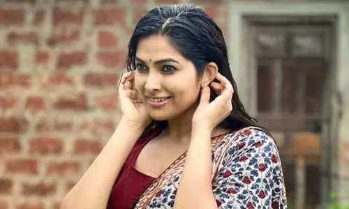 చీర కట్టులో నడుము అందంతో పిచ్చెక్కిస్తుంది