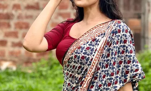 Divi Oozes Charm & Elegance In Saree!