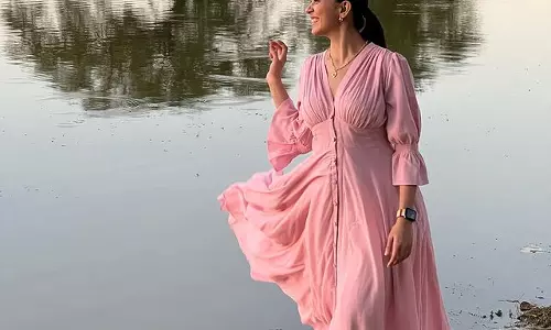 Mrunal Thakurs Sizzling Looks