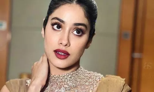 క్లోజప్ క్లీవేజ్ షో తో పిచ్చెక్కిస్తుంది