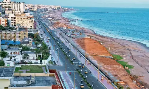 రంయ్ రంయ్ మంటూ విశాఖ   రాజధాని....!