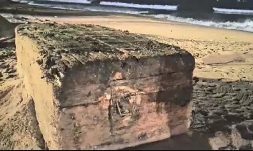 విశాఖలో దేవీపుత్రుడు సీన్... బీచ్  లోకి కొట్టుకొచ్చిన భారీ బాక్స్!