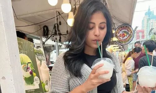 పొట్టి డ్రెస్సులో అంజలి అందాల మాయ