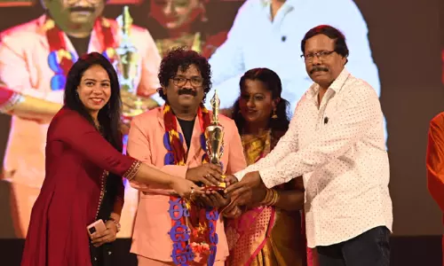 ఒకే ఏడాదిలో 6 పుర‌స్కారాలతో లిరిసిస్ట్ ఘ‌న‌త‌