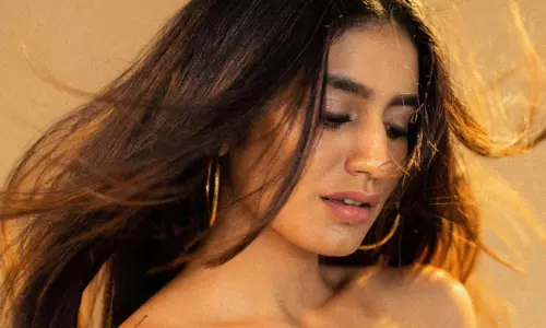 స్లీవ్లెస్ క్రాప్ టాప్ లో ప్రియావారియర్ ప్రకంపనలు స్లీవ్లెస్ క్రాప్ టాప్ లో ప్రియావారియర్ ప్రకంపనలు