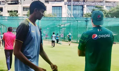 పాక్ కు 6.9 అడుగుల హైదరాబాదీ కుర్ర పేసర్ బౌలింగ్.. ఎవరతడు?