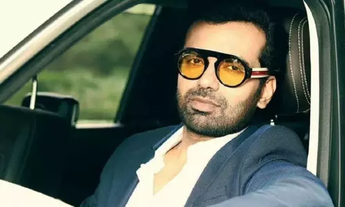 సినిమాల‌పై ఫ్యాష‌న్ తో క‌లెక్ట‌ర్ పోస్ట్కి రాజీనామా