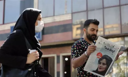 ఇరాన్ లో హిజాబ్ నిబంధన... పోలీసులు దాడితో కోమాలో అమ్మాయి!