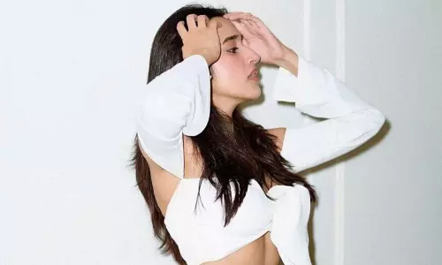 నడుము అందంతో కవ్విస్తున్న నువేక్ష