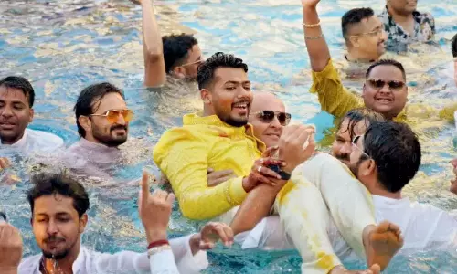 బెట్టింగ్ స్కాం: జ్యూస్ షాప్ నుంచి 200కోట్ల వెడ్డింగ్ వ‌ర‌కూ..